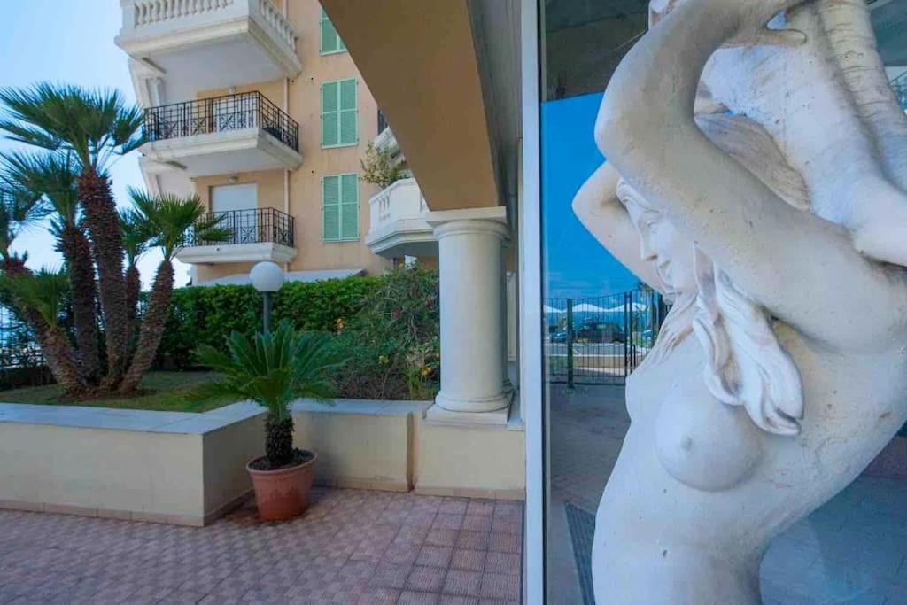 Superbe Studio Avec Terrasse En Front De Mer マントン エクステリア 写真