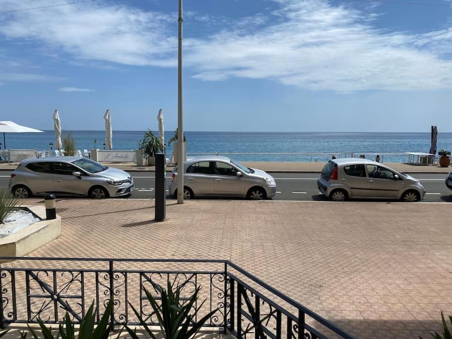 Superbe Studio Avec Terrasse En Front De Mer マントン エクステリア 写真