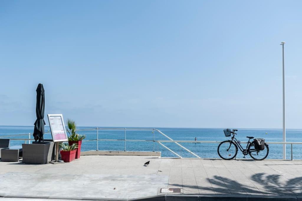 Superbe Studio Avec Terrasse En Front De Mer マントン エクステリア 写真
